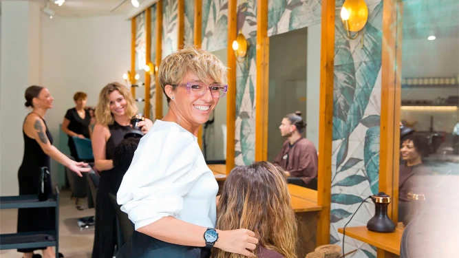 Peluquería ecológica en Valencia Celeste Capafons salón sostenible